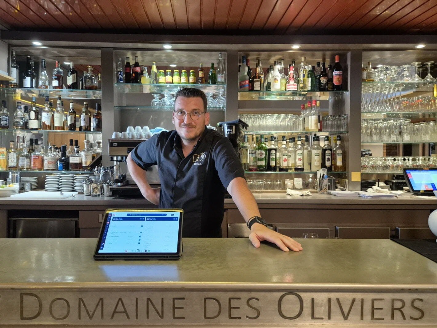 Virgil Breysse au Domaine des Oliviers, devant le cahier de réservation digital Restomatik